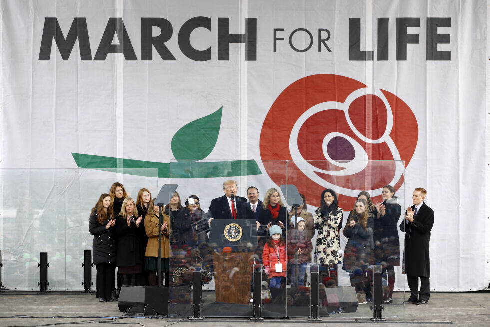 Donald Trump har benådet 23 personer som har protestert mot abort. Her taler han på «March for Life» i 2020, den årlige marsjen mot abort som i år går av stabelen 24. januar.
 Foto: NTB / AP / Patrick Semansky