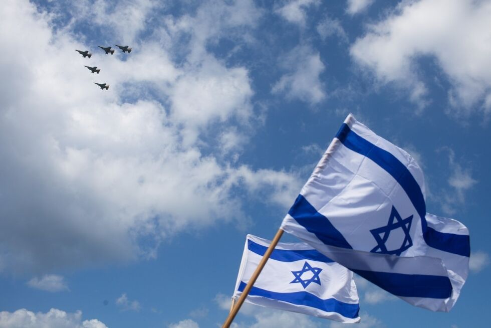 Flyparade og flagging på stranden i Tel Aviv på uavhengighetsdagen. Foto: Andrii Korolenko / Flickr.com / CC