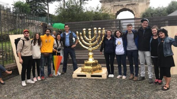 Kristne bringer menorah tilbake til Jerusalem