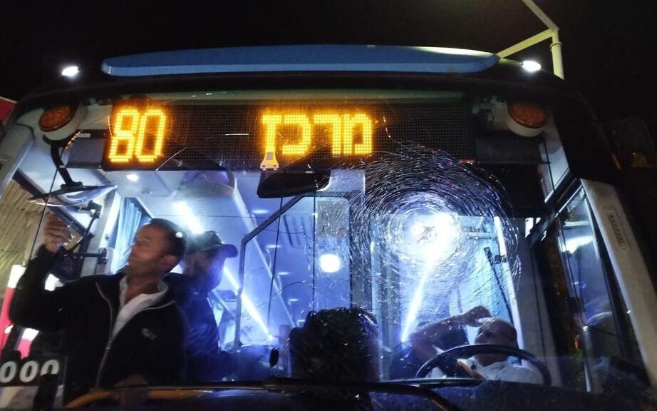 Store steiner ble kastet på en buss nær Kedumim i Samaria 31 oktober 2022.
 Foto: Yehuda Haas/TPS