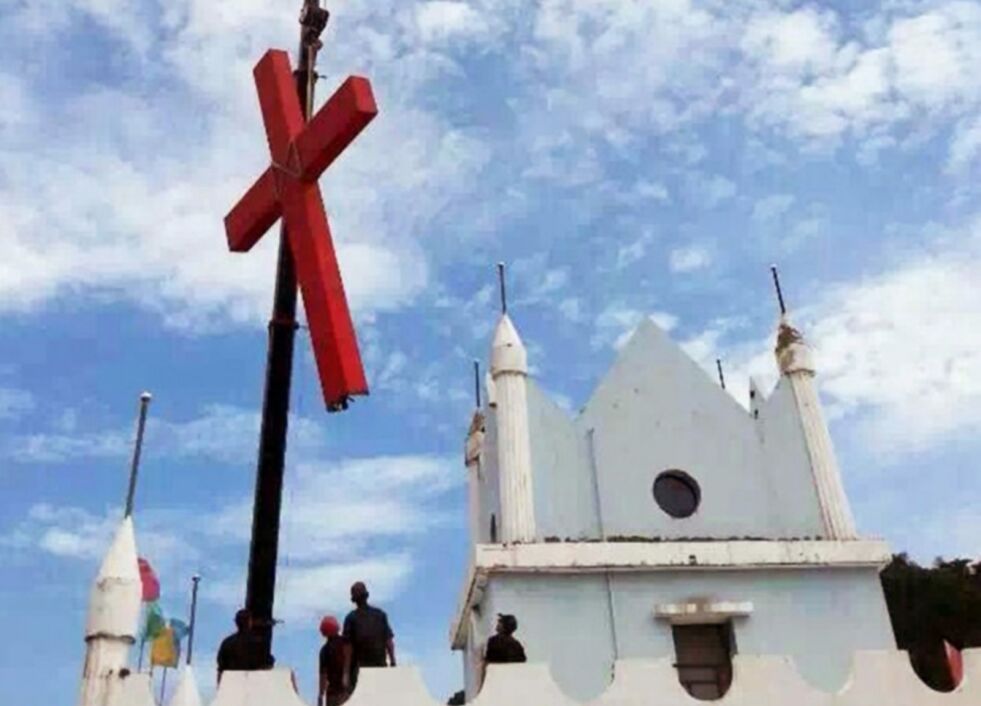 FJERNER KORS: Korset løftes bort fra denne kirken i provinshovedstaden Hangzhou i Zheijang i juni i år.
 Foto: China Aid
