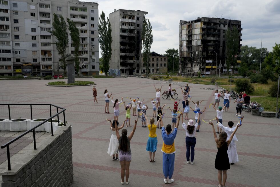 Barn danser mellom ødelagte bygninger i Borodyanka utenfor Kyiv i 2022. Illustrasjonsbilde.
 Foto: Natacha Pisarenko/NTB