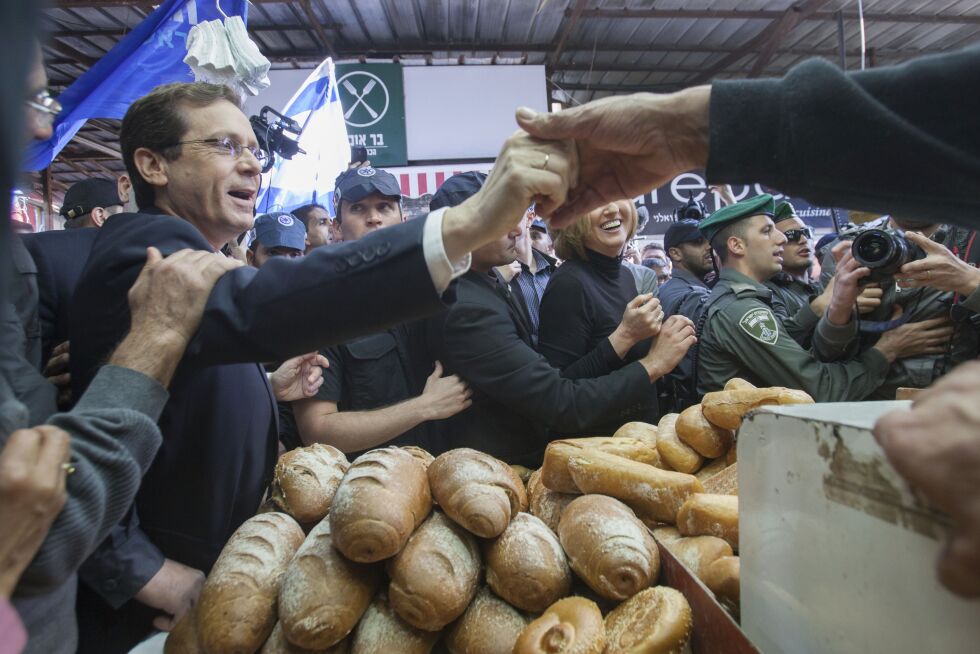 Lederen for det israelske arbeiderpartiet lyktes ikke med å bli gjenvalgt tirsdag. her er Isaac Herzog fotografert på et marked i Tel Aviv i 2015. Foto: AP / Dan Balilty / NTB scanpix