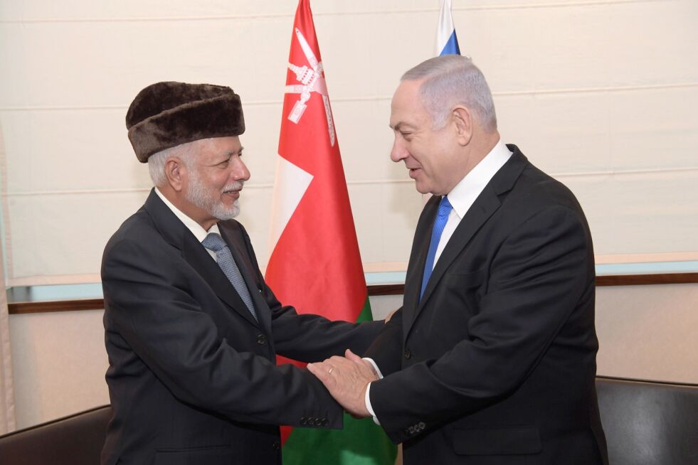 Israels statsminister Benjamin Netanyahu og Omans utenriksminister Yusuf bin Alawi.
 Foto: Amos Ben Gershom