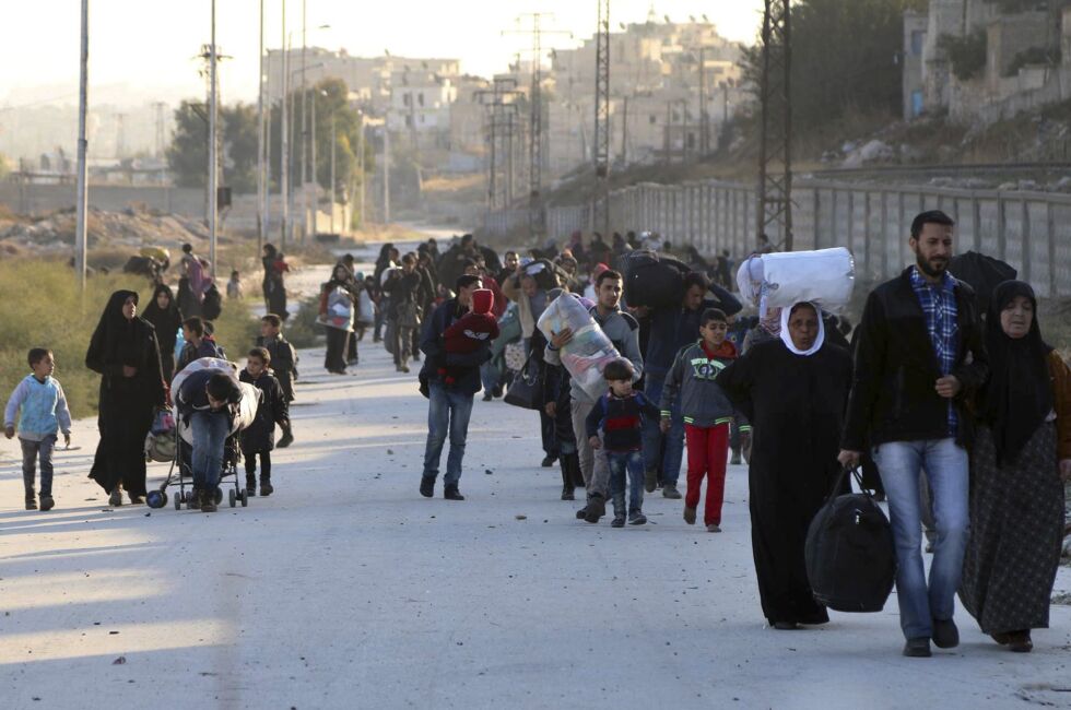 Mengder av mennesker har de siste dagene flyktet fra østlige deler av Aleppo.
 Foto: NTB / Scanpix