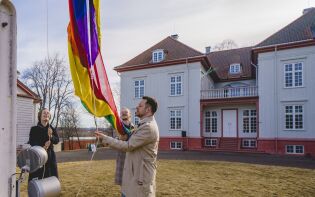 – Markeringen med regnbueflagget foran Eidsvollsbygningen er splittende