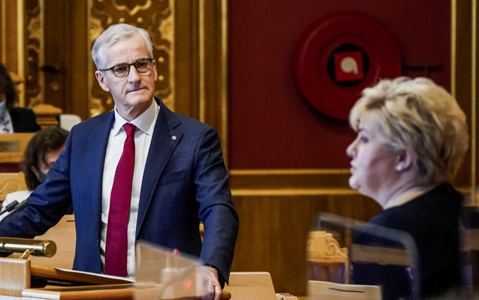 Partileder Jonas Gahr Støre (Ap) og statsminister Erna Solberg (H) i muntlig spørretime i Stortinget.
 Foto: Lise Åserud / NTB