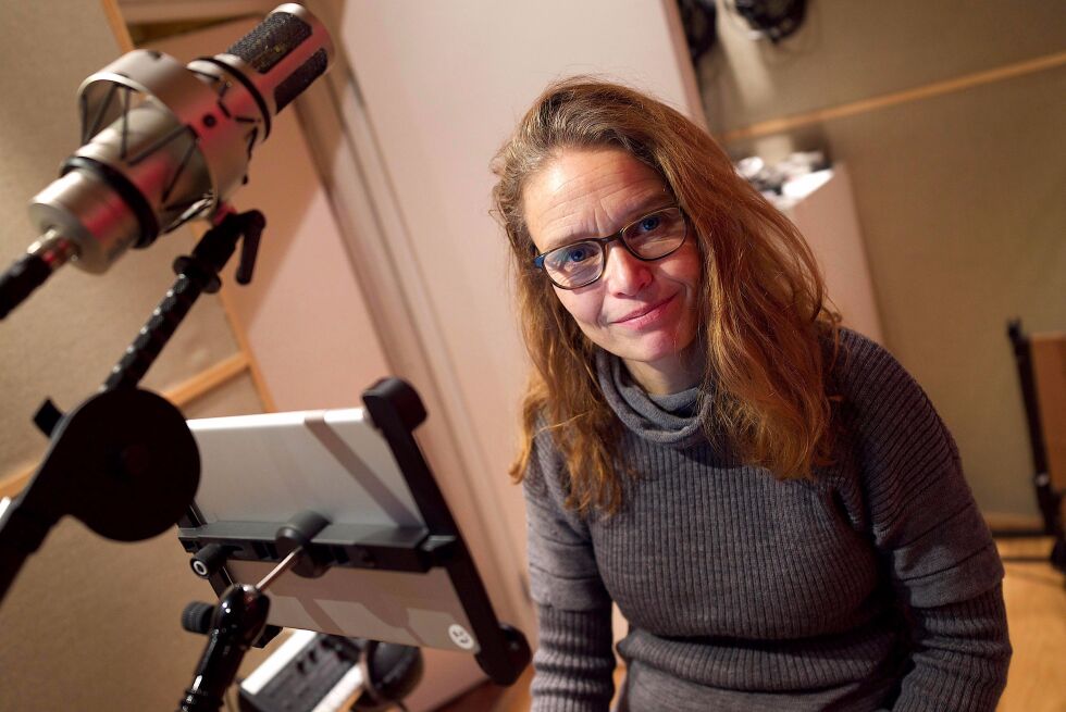 NETTKURS: Helga Samset har holdt nettkurs i høytlesning for KABBs brukere. Her er hun i organisasjonens studio under innlesning av Det nye testamente til lydbok.
 Foto: KABB.