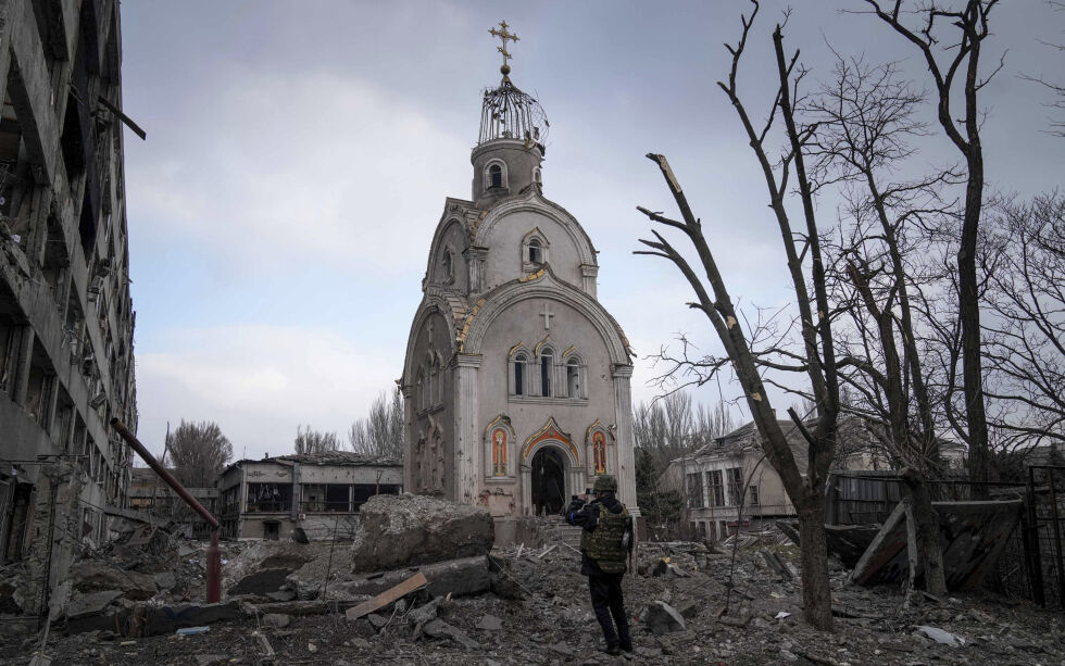 UKRAINA: Dette er restene av en kirke i et boligområde i den ukrainske havnebyen Mariupol, etter et omfattende russisk angrep. Nå er det kommet bekreftede meldinger fra sikkerhetstjenesten i landet om at kirkeledere står på en russisk dødsliste.
 Foto: Evgeniy Maloletka / AP / NTB