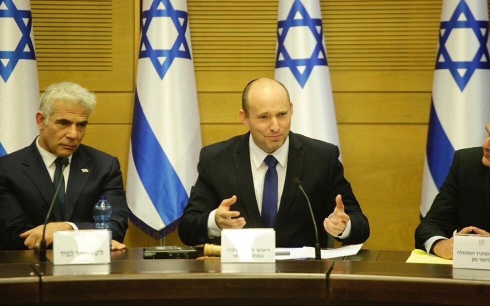 Utenriksminister Yair Lapid og statsminister Naftali Bennett skal lede en koalisjonsregjering i Israel som ble stemt frem med 60-59 stemmer.
 Foto: Shalev Shalom/TPS