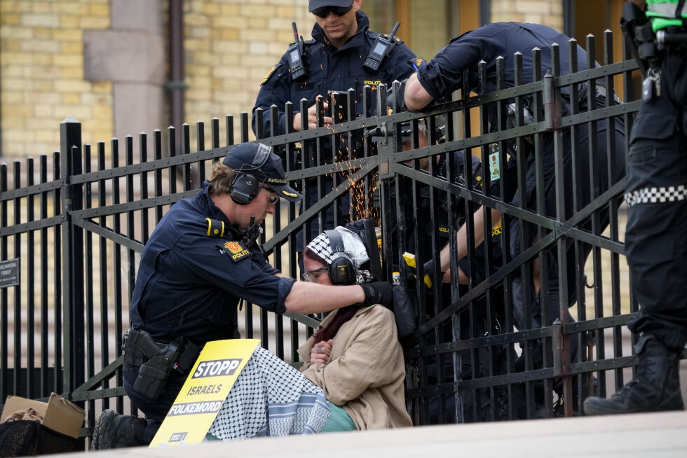 Politiet brukte vinkelsliper for å fjerner en demonstrant fra Fritt-Palestina som aksjonerer og sperrer inngangen til Stortinget fredag formiddag.
 Foto: Fredrik Varfjell / NTB