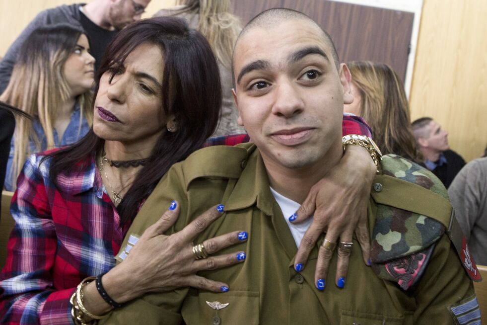 Soldaten Flor Azaria, sammen med sin mor, i retten etter at dommen ble kjent.
 Foto: AP
