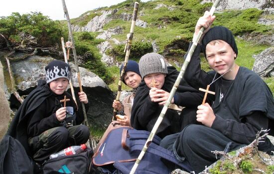 TRO I NATUREN: «Jordvenn» oppfordrer til bruk av naturen og nærområdet i trosopplæringen. Bildet er hentet fra boken og ble tatt på en pilgrimsvandring for barn på Kinn for noen år siden. Foto: Knut Magne Nesse, sokneprest i Kinn.