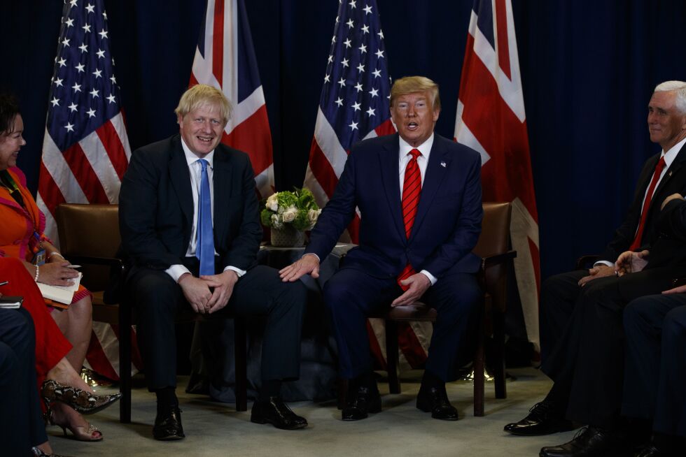 NY AVTALE: Boris Johnson ber Donald Trump utmeisle en ny avtale som effektivt skal stanse Iran fra å få atomvåpen. Arkivfoto: AP / NTB Scanpix.