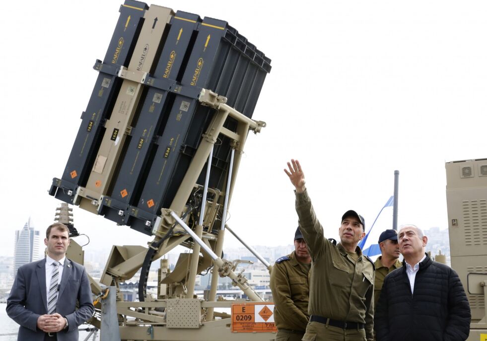 Den israelske statsministeren Benjamin Netanyahu lytter til en soldat mens han står i nærheten av en del av forsvarssystemet Iron Dome, installert på en Sa'ar 5 Lahav Class-korvett i den israelske marinen i den nordlige delen av havnen i Haifa. Iron Dome er designet for å avskjære og ødelegge innkommende kortdistanse raketter og artillerigranater.
 Foto: Jack Guetz/NTB Scanpix