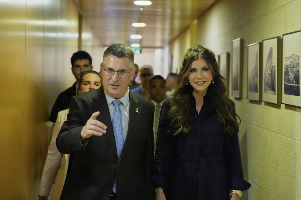 Den amerikanske ministeren for innenrikssikkerhet, Kristi Noem, blir møtt av Israels utenriksminister Gideon Sa'ar i Jerusalem, mandag.
 Foto: NTB/AP/Alex Brandon