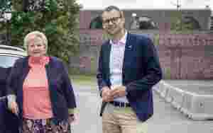 – Vi politikere må være varsomme