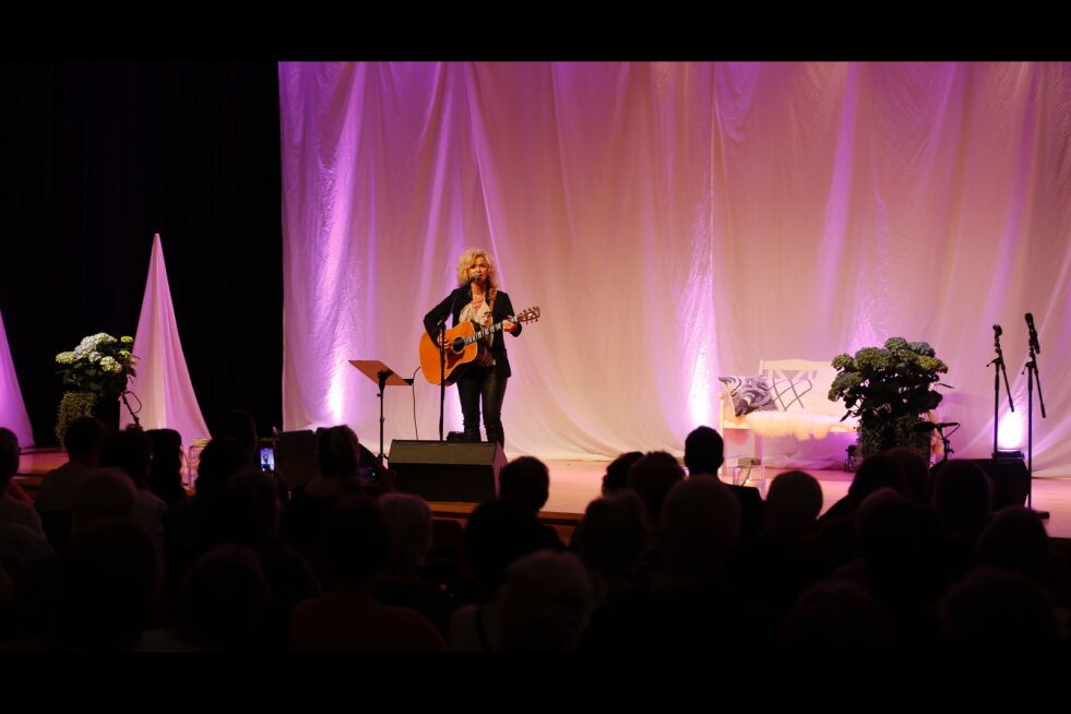 Synnøve Aanensen holdt konsert for en fullsatt hall på Bildøy.
 Foto: Tor-Bjørn Nordgaard