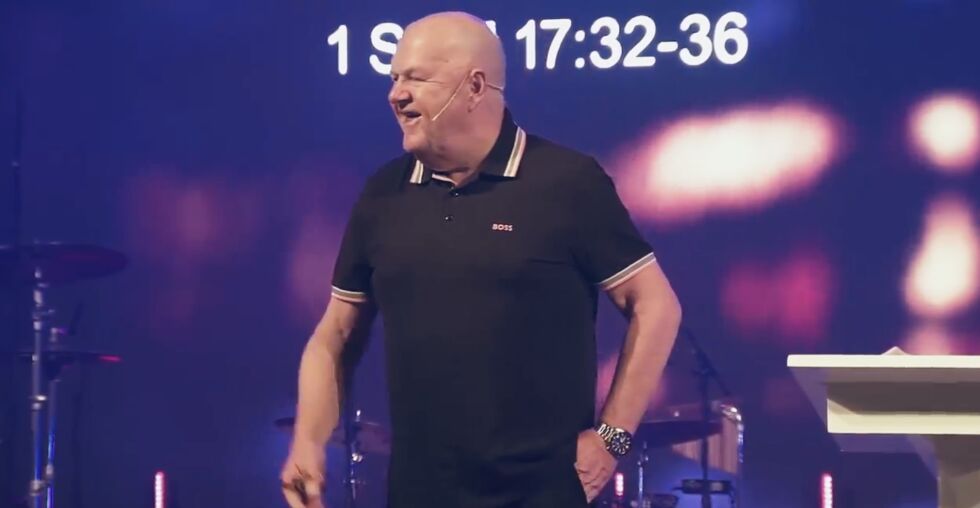 I GOD FORM: Halvard Hasseløy talte et inspirert og sterkt budskap onsdagskvelden i Sarons Dal.
 Foto: Direktestreaming