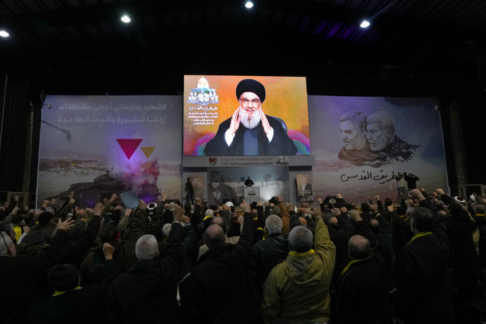 Hizbollah-leder Hassan Nasrallah hilser sine tilhengere via en videolink under en seremoni i Beirut onsdag 3. januar 2024.
 Foto: AP Photo/Hassan Ammar/NTB.