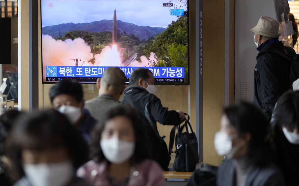 Nyheten om de nord-koreanske prøveskytingen ble viet stor oppmerksomhet i sørkoreanske medier, her fra en TV-sending som brukte arkivfoto av en tidligere oppskyting.
 Foto: Lee Jin-man / AP / NTB