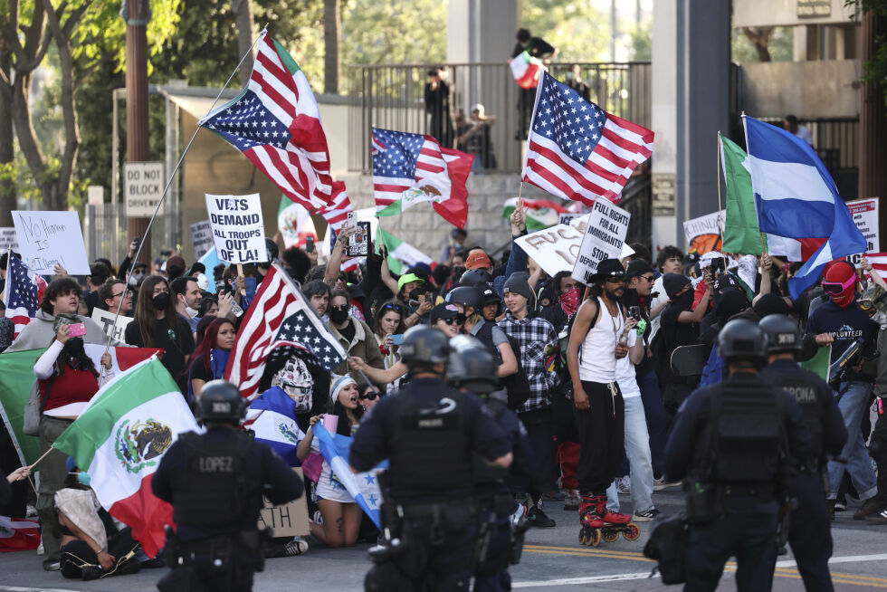 Demonstranter i Los Angeles 11. juni 2025.
 Foto: NTB / AP / Ethan Swope