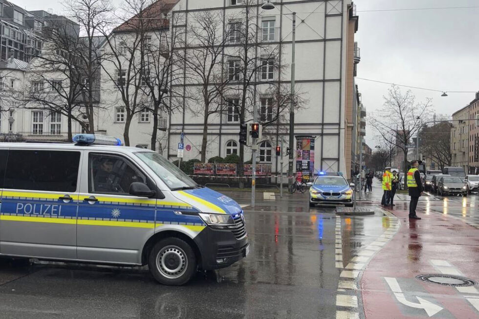 En bil har kjørt inn i en folkemengde i München.
 Foto: Roland Freund / DPA via AP / NTB