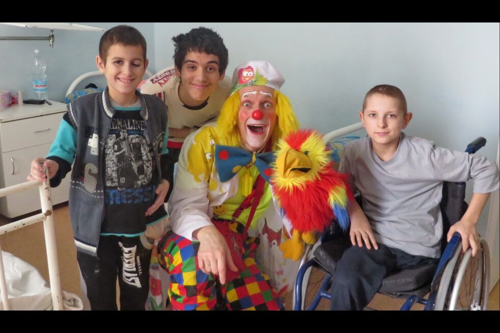 Jan Tomasz Rogala sprer glede og håp som sykehusklovn i Ukraina.
 Foto: Privat