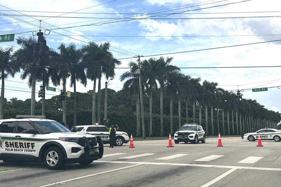 Sheriff-biler i nærheten av Trump International Golf Club i West Palm Beach i Florida søndag.
 Foto: Stephanie Matat / AP / NTB