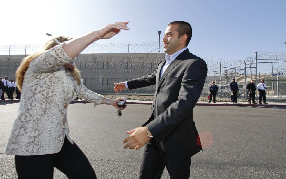 Mosab Hassan Yousef omfavnes i San Diego etter å ha fått innvilget asyl i USA i 2010. Nylig ble han intervjuet av Free Press i Tel Aviv.
 Foto: AP Photo/Denis Poroy/NTB.