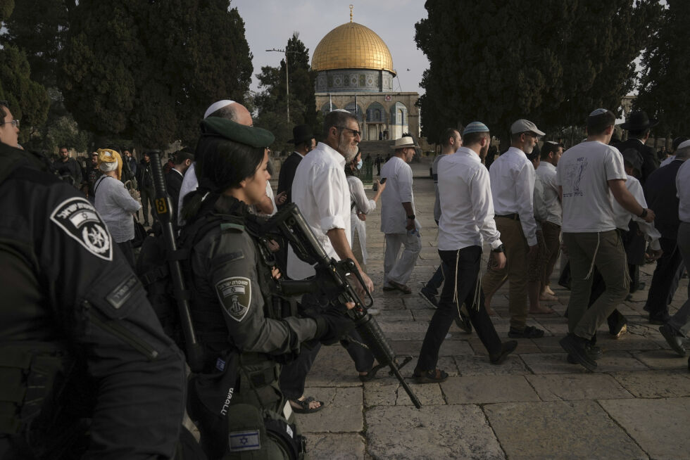 Israelsk politi eskorterer besøkende jøder over Tempelplassen søndag 9. april 2023. En aktivitet Den arabiske liga nylig har hevdet at kan «forstyrre verdensfreden».
 Foto: AP Photo/Mahmoud Illean/NTB.