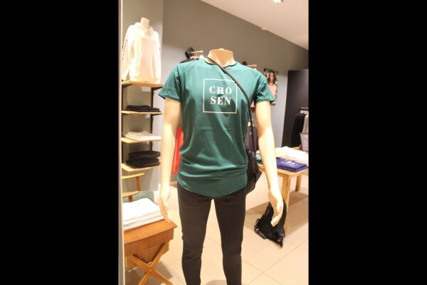 Klesmerket Chosen gir mat til fattige barn