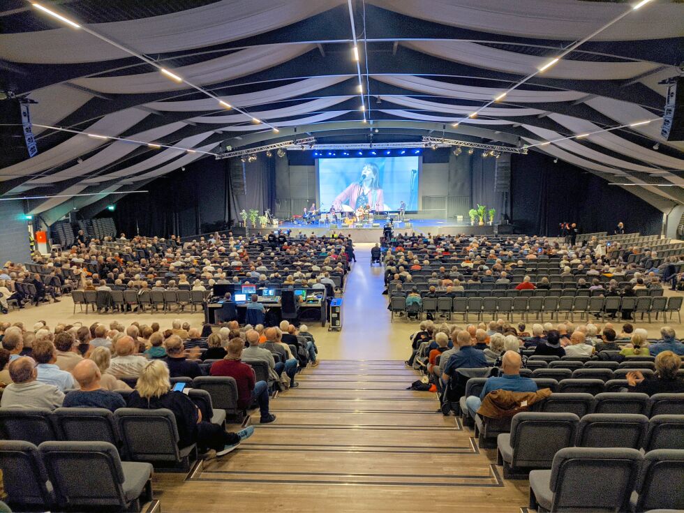 MYE FOLK: Det var vel over 700 på konserten med Evangeliske Sanger i Sør i Sarons Dal arena. Her synger Emilia Lindberg. Foto: Runar Haugen
 Foto: Bente Rognmo Thakre