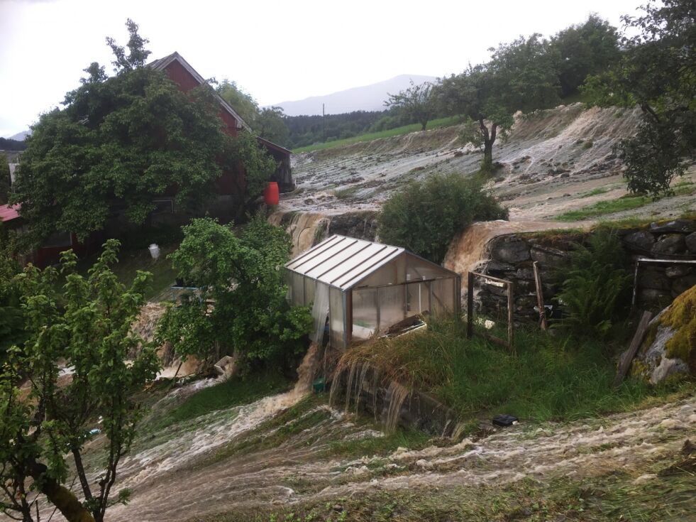 FLOM:  Store nedbørsmengder fører til flom i Reed i Gloppen kommune i Sogn og Fjordane og flere andre andre i Sør-Norge.
 Foto: NTB scanpix