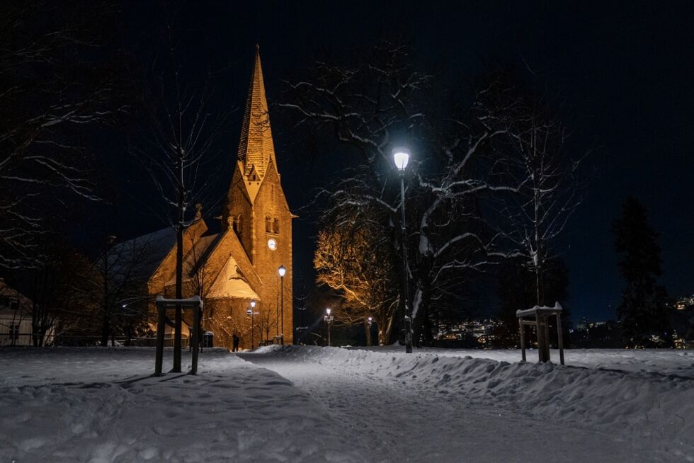 Det er trygt å feire nyttår i kirka, opplyser Den norske kirke. Her Vålerenga kirke en romjulskveld i år.
 Foto: Fredrik Varfjell / NTB