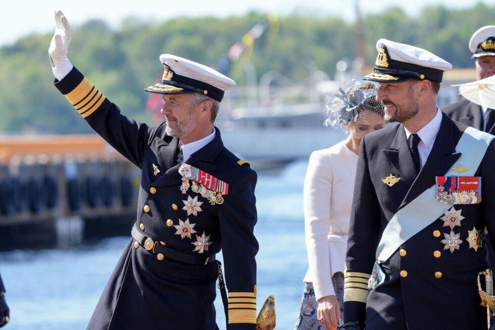 Det danske kongeparet ankom med Oslo med kongeskipet Dannebrog og ble tatt imot på Honnørbrygga av Kong Harald, dronning Sonja, kronprins Haakon og kronprinsesse Mette-Marit.
 Foto: Lise Åserud / NTB / POOL