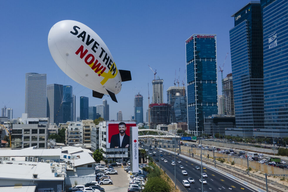 ISRAEL, 9. JUNI: En ballong i Tel Aviv med påskriften Save Them Now! [Redd dem nå!] og en gul sløyfe som er et solidaritetssymbol for gislene i Gaza. – Hva har gått feil i media og psyke, når jødene som er de som forsvarer seg mot folkemord, blir anklaget for folkemord? spør Finn Jarle Sæle.
 Foto: NTB/AP/Ariel Schalit