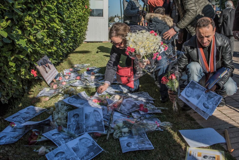 Minnes ofrene: Folk legger blomster og fotografier av norske Maren Ueland og danske Louisa Vesterager Jespersen utenfor den norske ambassaden i Rabat, Marokko.
 Foto: NTB Scanpix