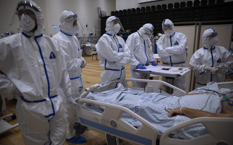 Medisinsk personell behandler COVID-19-pasienter på en intensivavdeling for pasienter med koronavirus ved Ziv Medical Center i den nordlige israelske byen Safed. Illustrasjonsbilde.
 Foto: Oded Balilty / NTB