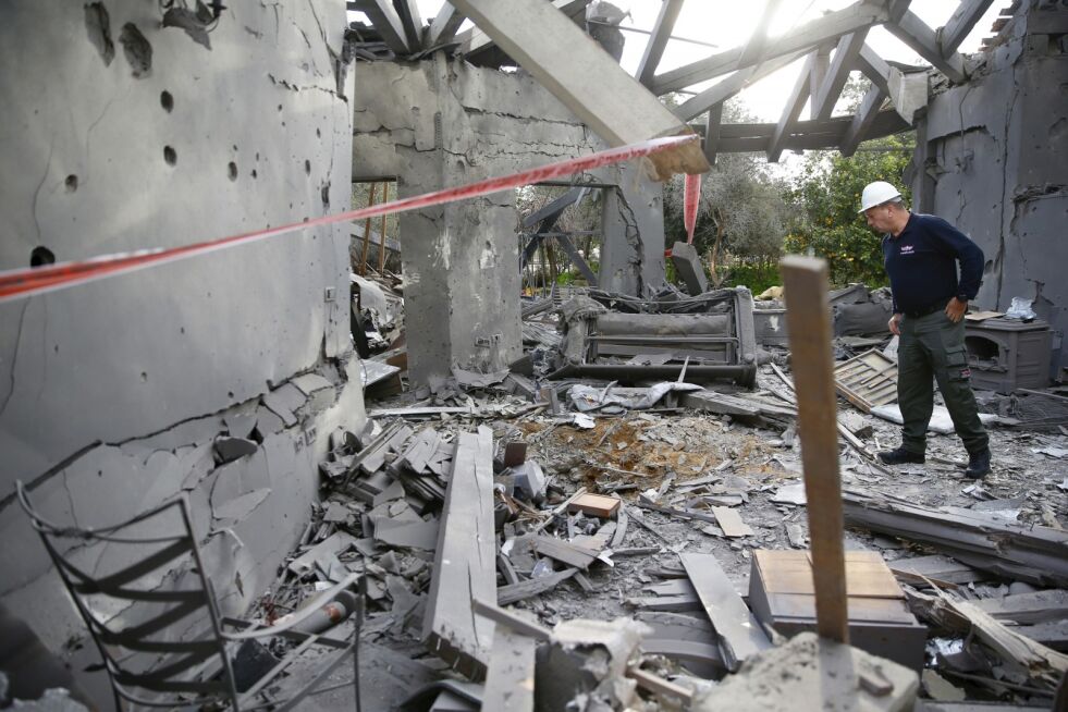 RAKETTANGREP: Dette bolighuset ble totalskadd i brannen etter at en rakett fra Gaza eksploderte mandag morgen. Syv mennesker ble skadet i angrepet. Foto: AP / NTB scanpix