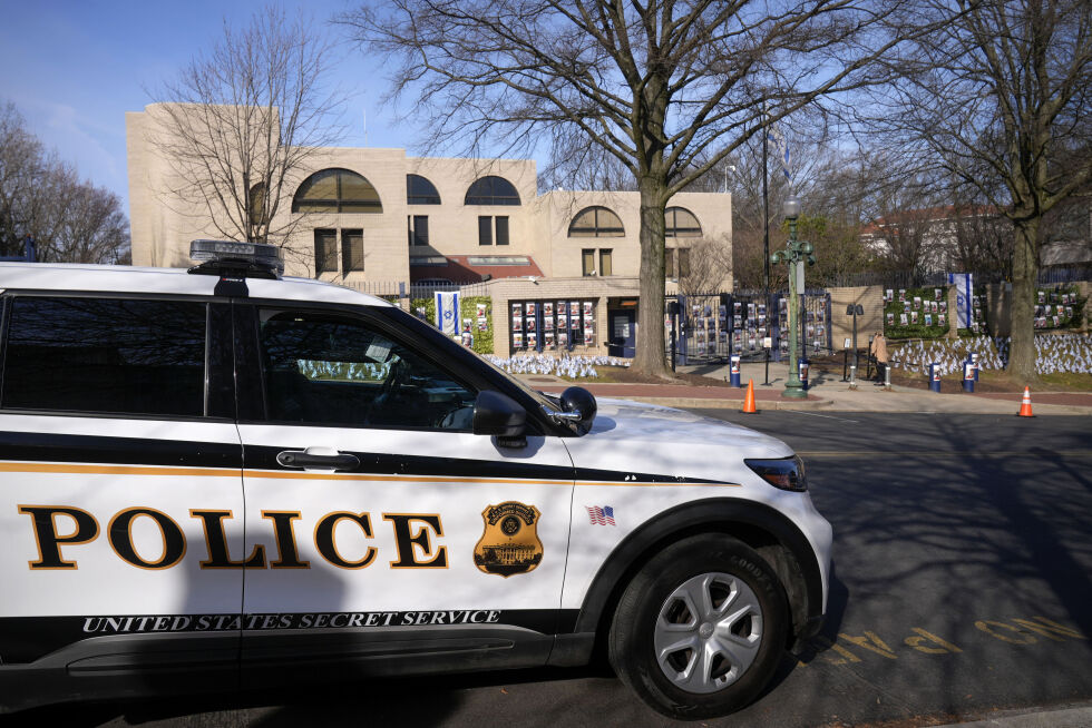 USA: En politibil ved den israelske ambassaden i Washington D.C., mandag 26. februar 2024. En mann er død etter at han satte fyr på seg selv utenfor  ambassaden.
 Foto: NTB/AP/Mark Schiefelbein