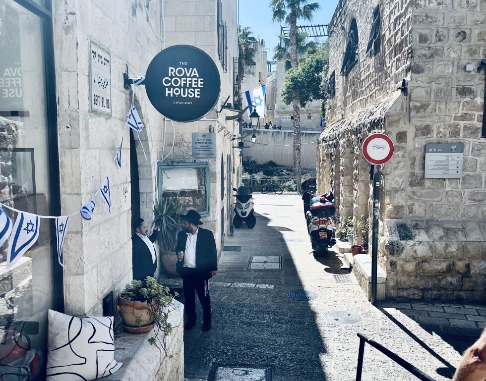 DYRTID: Høye priser for å spise ute i Jerusalem om dagen, her fra det jødiske kvarteret i Gamlebyen.
 Foto: Ingvill Mydland