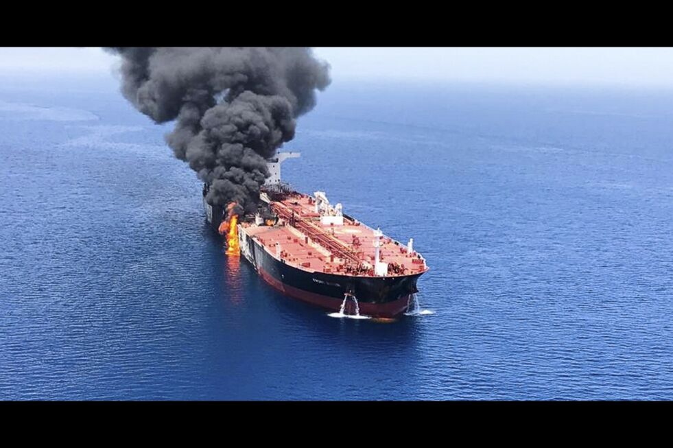 Tankskipet Front Altair begynte å brenne etter det antatte angrepet utenfor kysten av Iran torsdag morgen. Bildet er offentliggjort av det iranske nyhetsbyrået ISNA. Foto: ISNA / AP / NTB scanpix