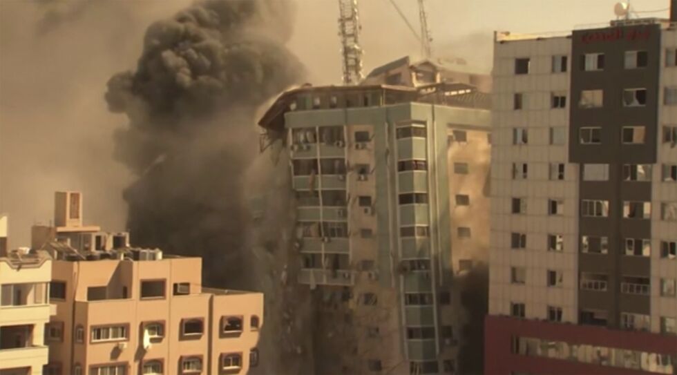 Hamas-sentral: Terrororganisasjonen skjuler seg bak journalister og bruker dem som menneskelige skjold, sier Israel, etter å ha bombet dette bygget.
 Foto: Scanpix