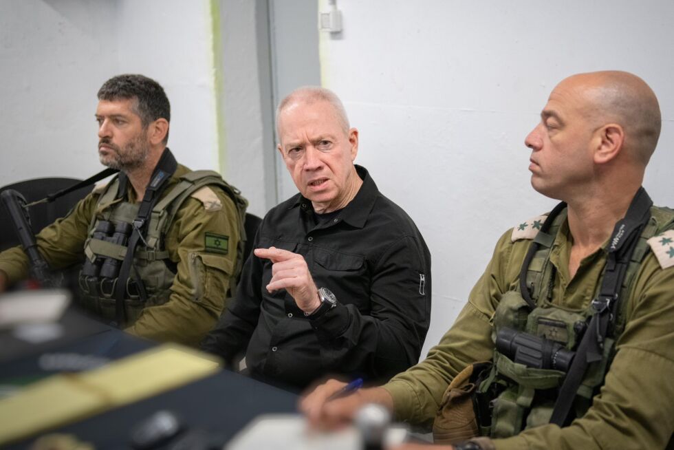 Israels forsvarsminister, Yoav Gallant (midten), i samtale med IDF-topper 9. juni.
 Foto: Shachar Yurman / GPO