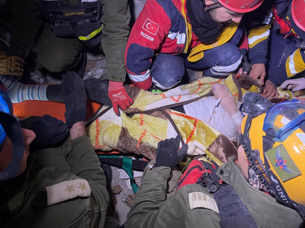 Israelske redningsarbeidere finner levende i ruinene etter jordskjelvkatastrofen i Tyrkia.
 Foto: IDF