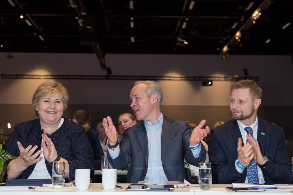 Fra venstre: Partileder Erna Solberg og nestlederne Jan Tore Sanner og Bent Høie, sammen på landsmøtet som pågår på Gardermoen.
 Foto: Høyre / Flickr.com / CC