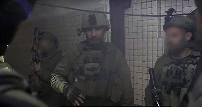GAZA: Kommandør for 98. divisjon, general Dan Goldfus, snakker her til soldater i en tunnel i Khan Yunis.
 Foto: Skjermdump IDF