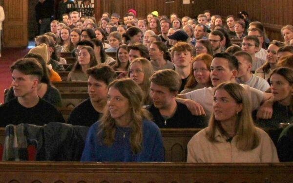 Ilen kirke fylt til randen
