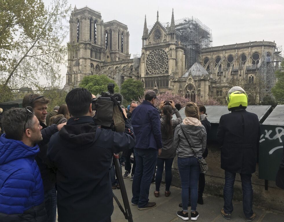 Folk ser på skadene etter brannen i Notre-Dame-katedralen. Foto: Samuel Petrequin / AP / NTB scanpix